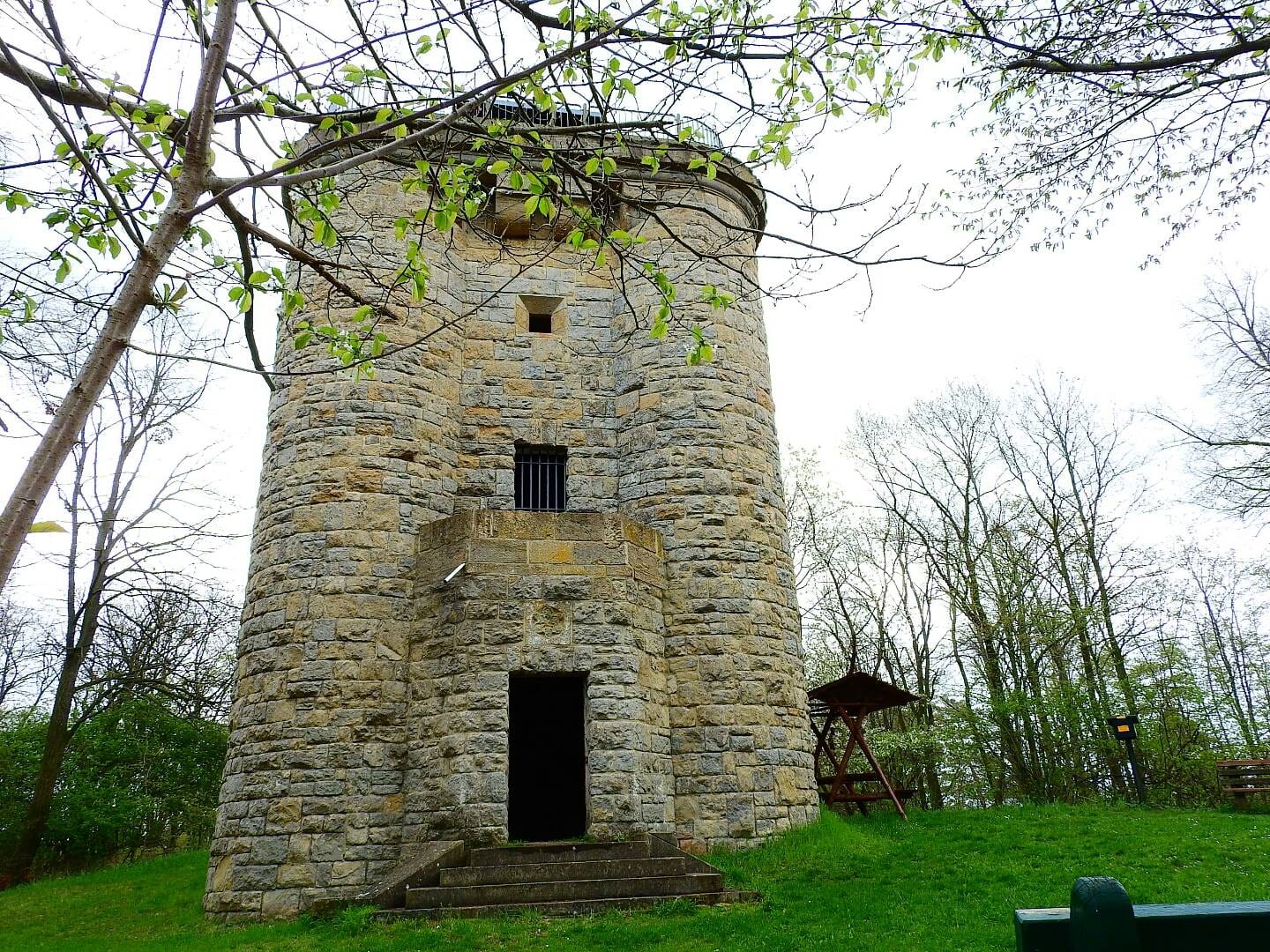 Tour historique en pierre dans la forêt verte