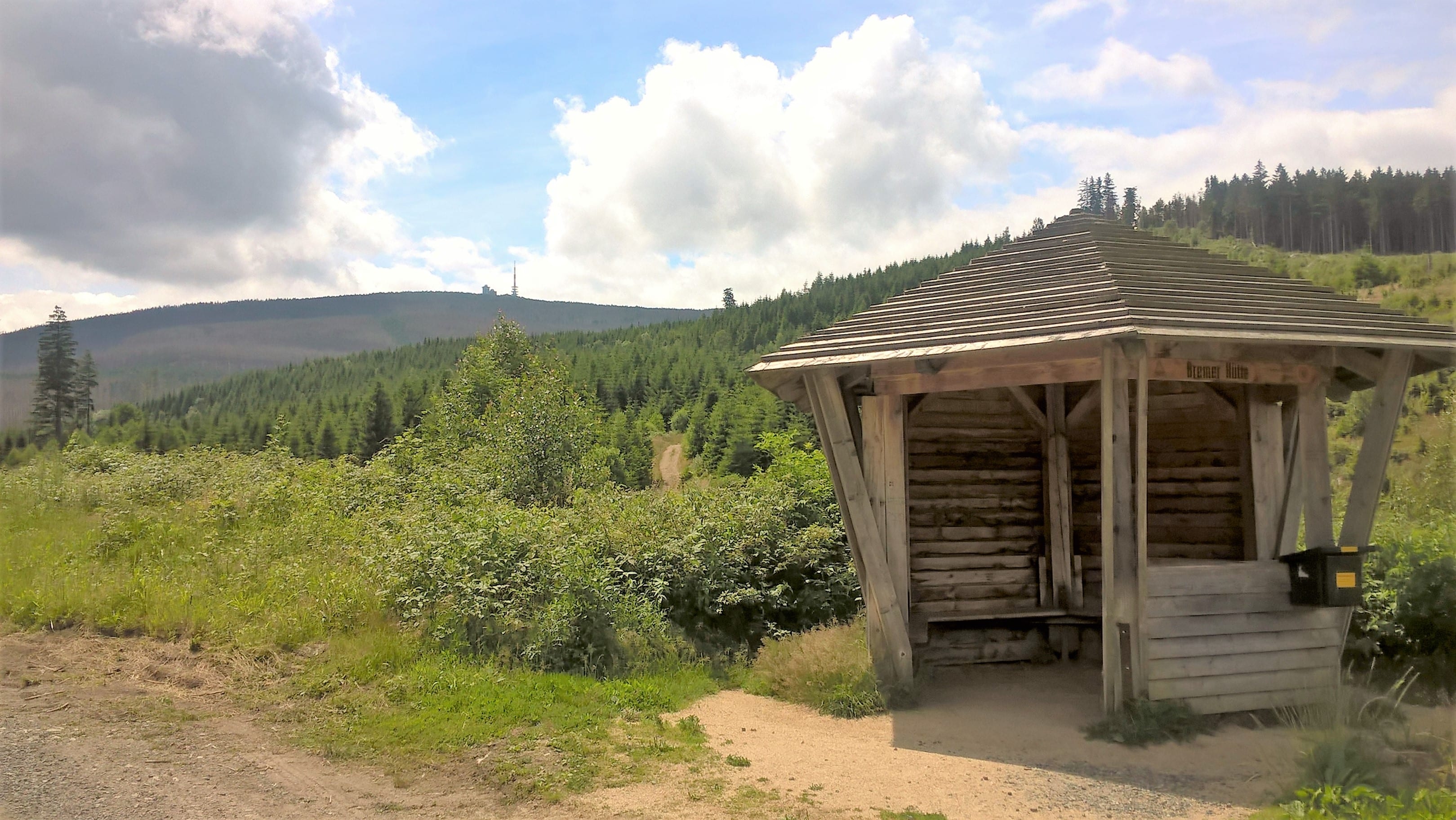 Holzhütte im Grünen mit Bergblick