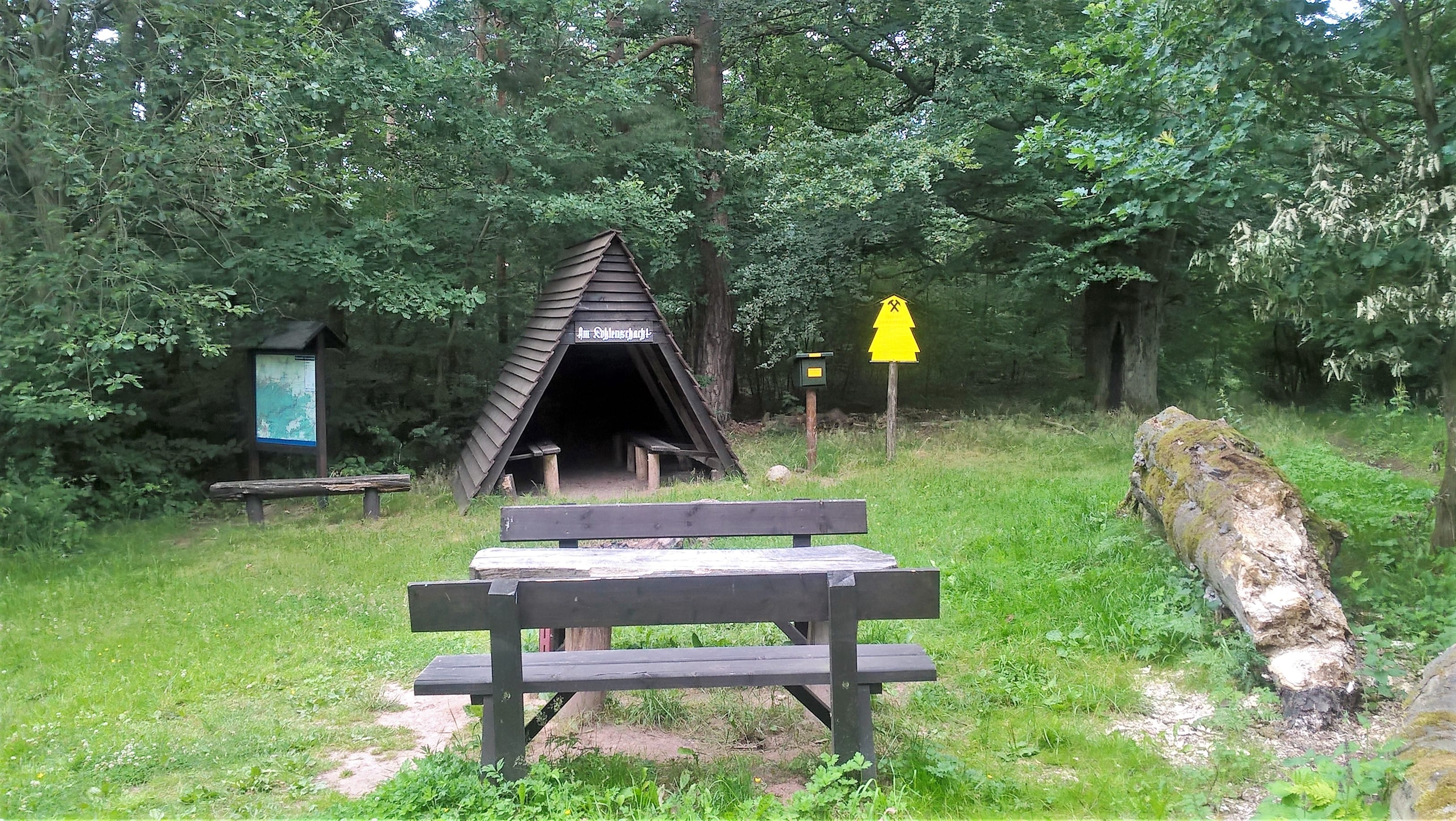 Waldhütte avec Sitzplatz et Infotafel im Grünen