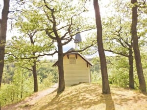 Petite chapelle dans la forêt sur une colline ensoleillée