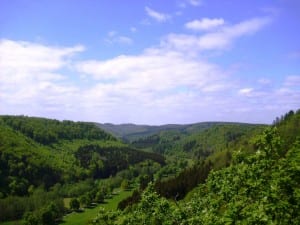 Grüne Hügel Landschaft unter blauem Himmel