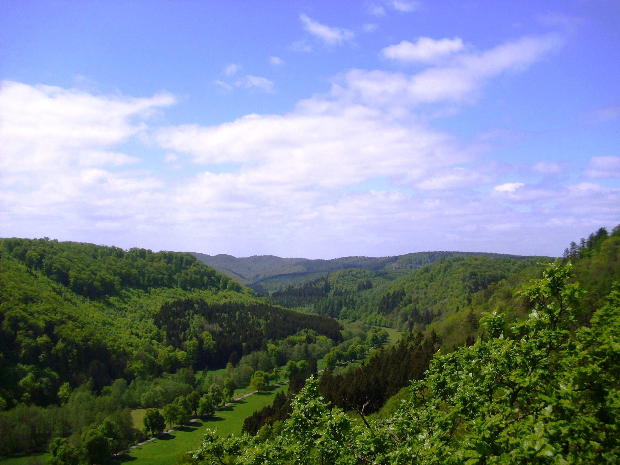 Groene heuvels Landschap onder een blauwe hemel