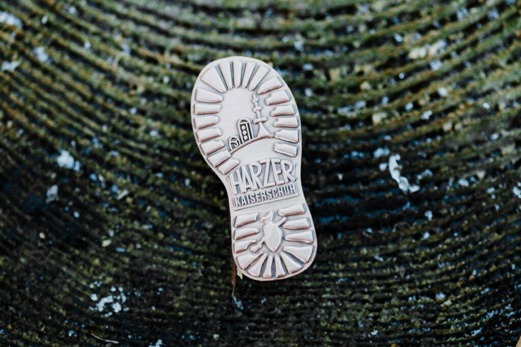 Harzer Kaiserschuh insigne op boomstam