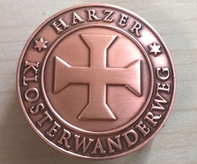 Bronzefarbene Harzer Klosterwanderweg-Medaille mit Kreuzsymbol
