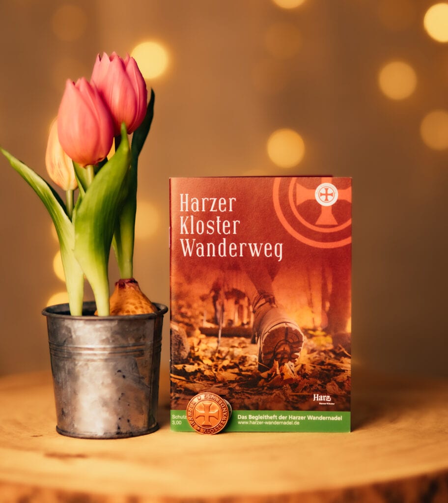 Brochure Harz klooster wandelroute naast tulpen