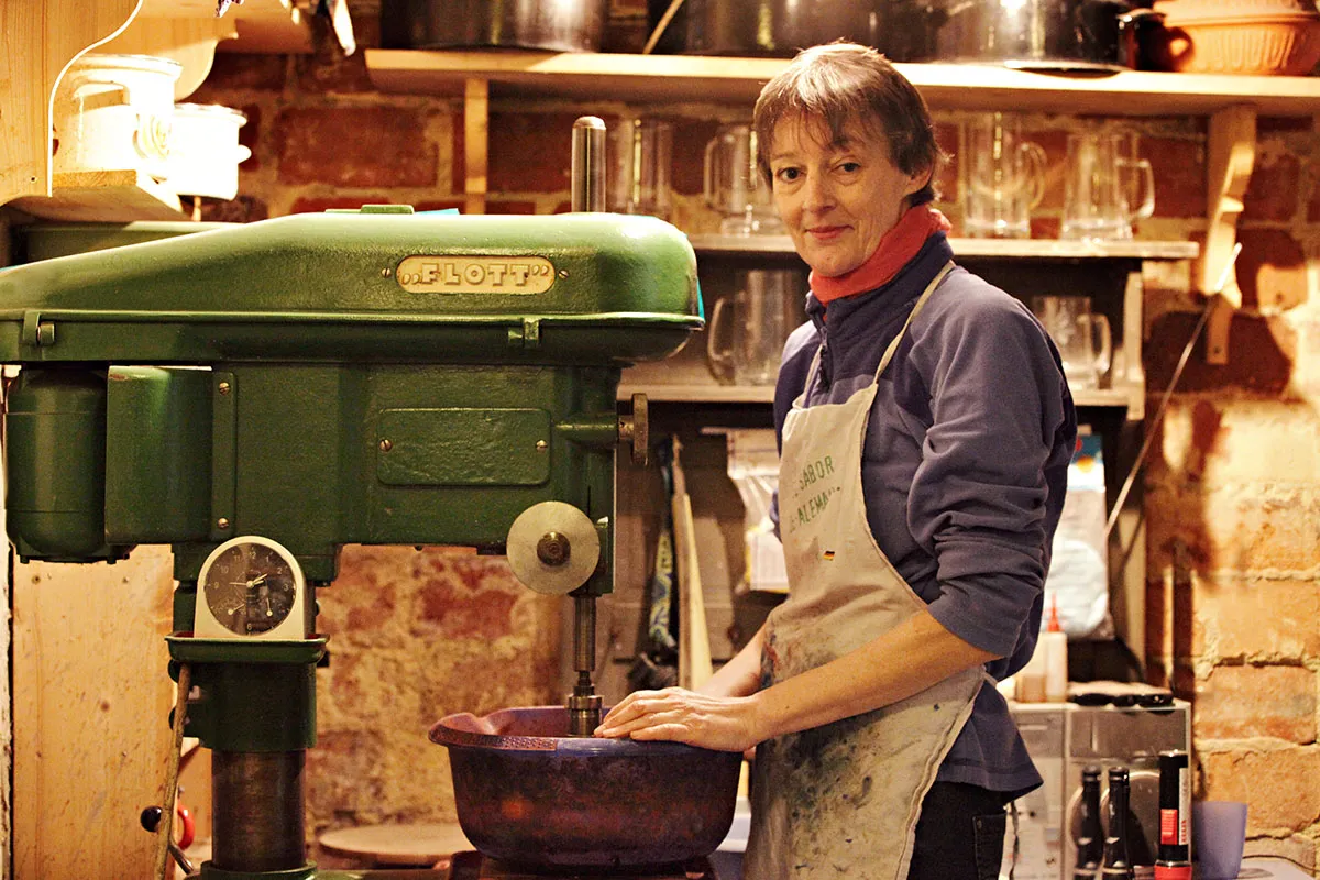 Rucksack mit bunten Ansteckern der Harzer Wandernadel