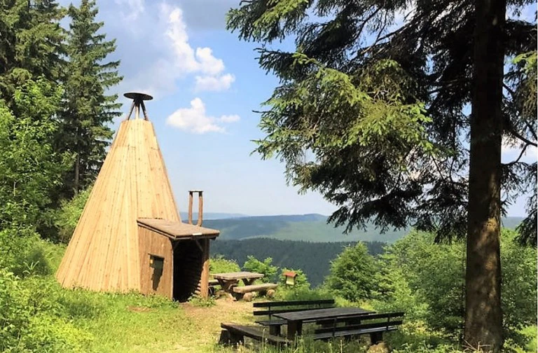 Holzhütte im Wald mit Panoramablick