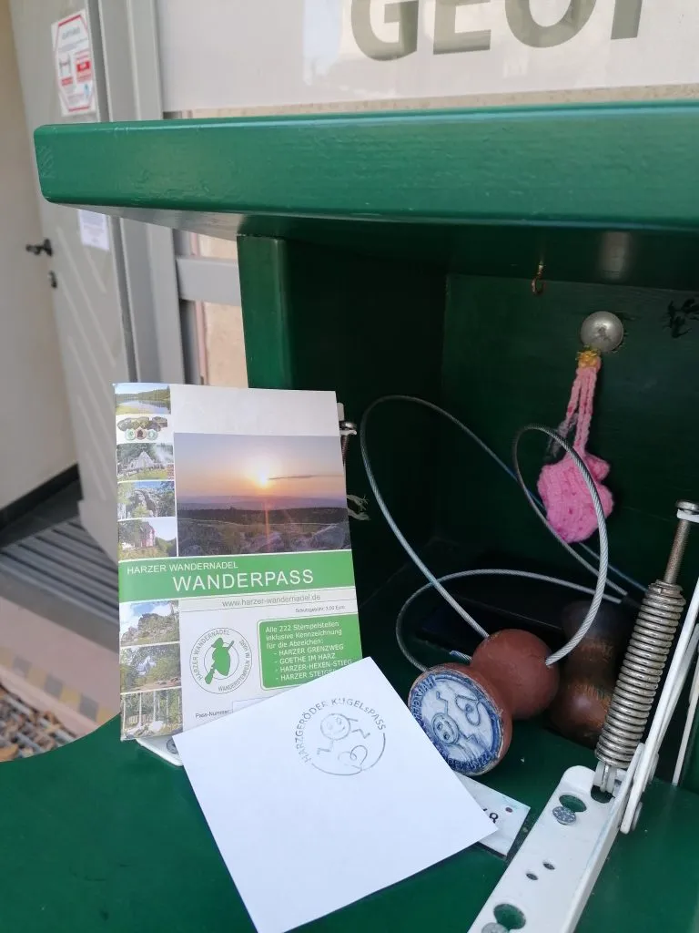 Harzer Wanderpass mit Stempelstation im Freien