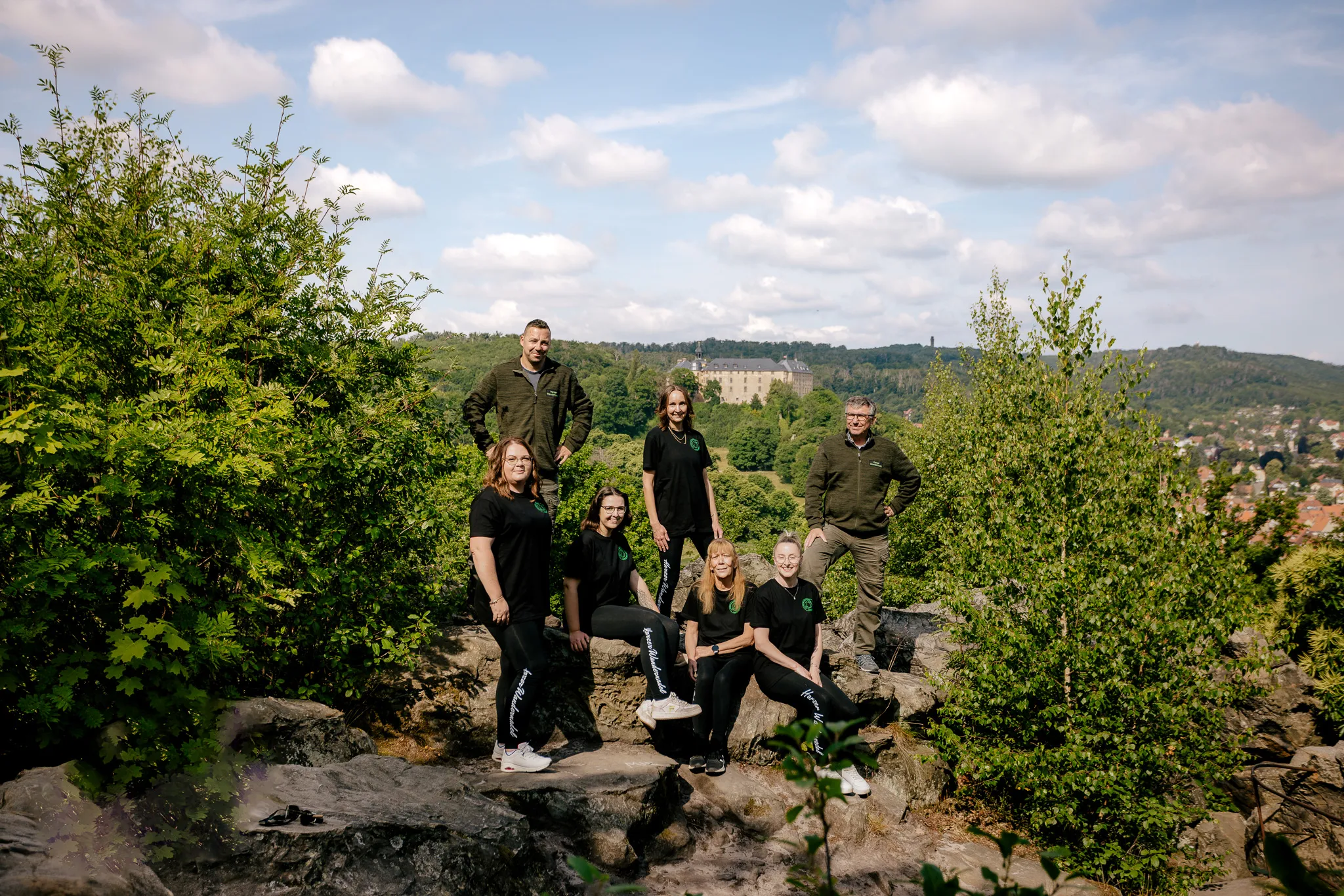 Team der Harzer Wandernadel in Blankenburg, mit Schloss im Hintergrund