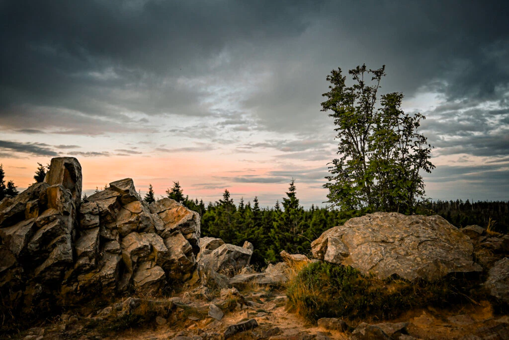 Steinige Felsen bei Sonnenaufgang