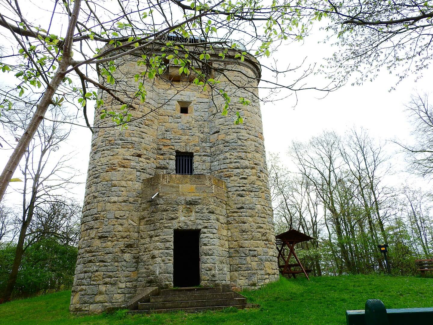 Historische Steinturm in het grünen Wald