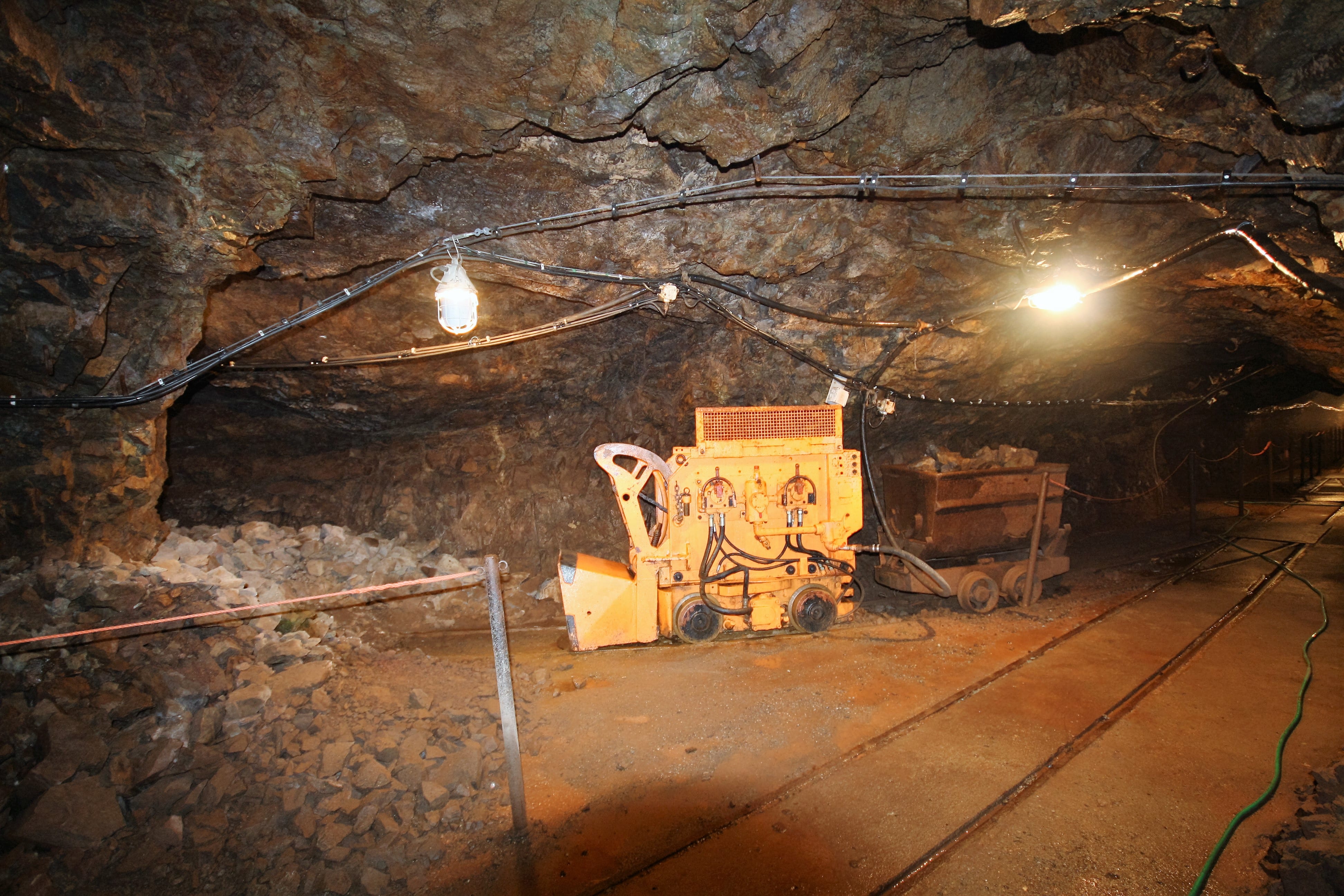 Untertagebau mit Gestein und Bergbaumaschine