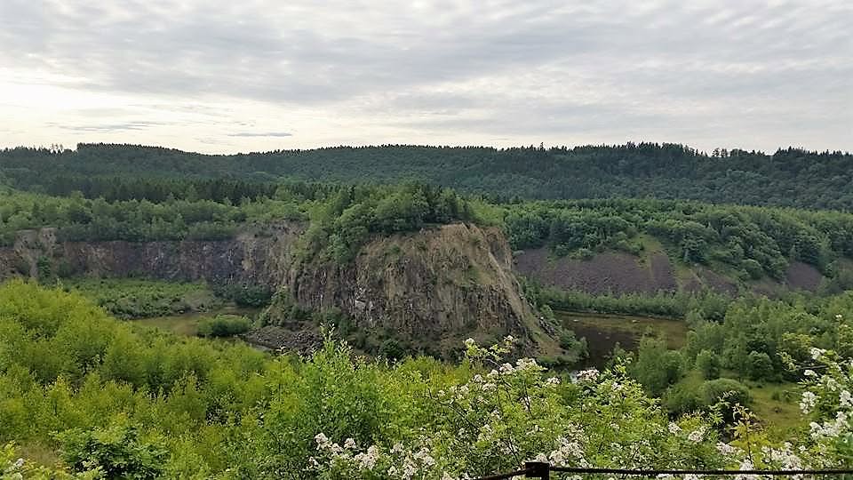 Groen rotslandschap met bos en bewolkte lucht