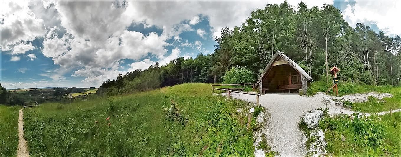 Wanderweg mit Schutzhütte im Grünen
