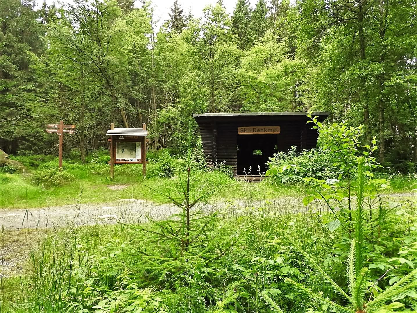 Skovhytte ved skimonumentet med skilte