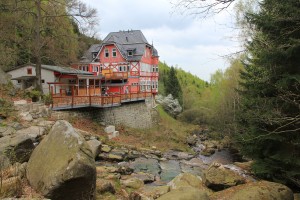 Fachwerkhaus am Waldrand mit Bachlauf