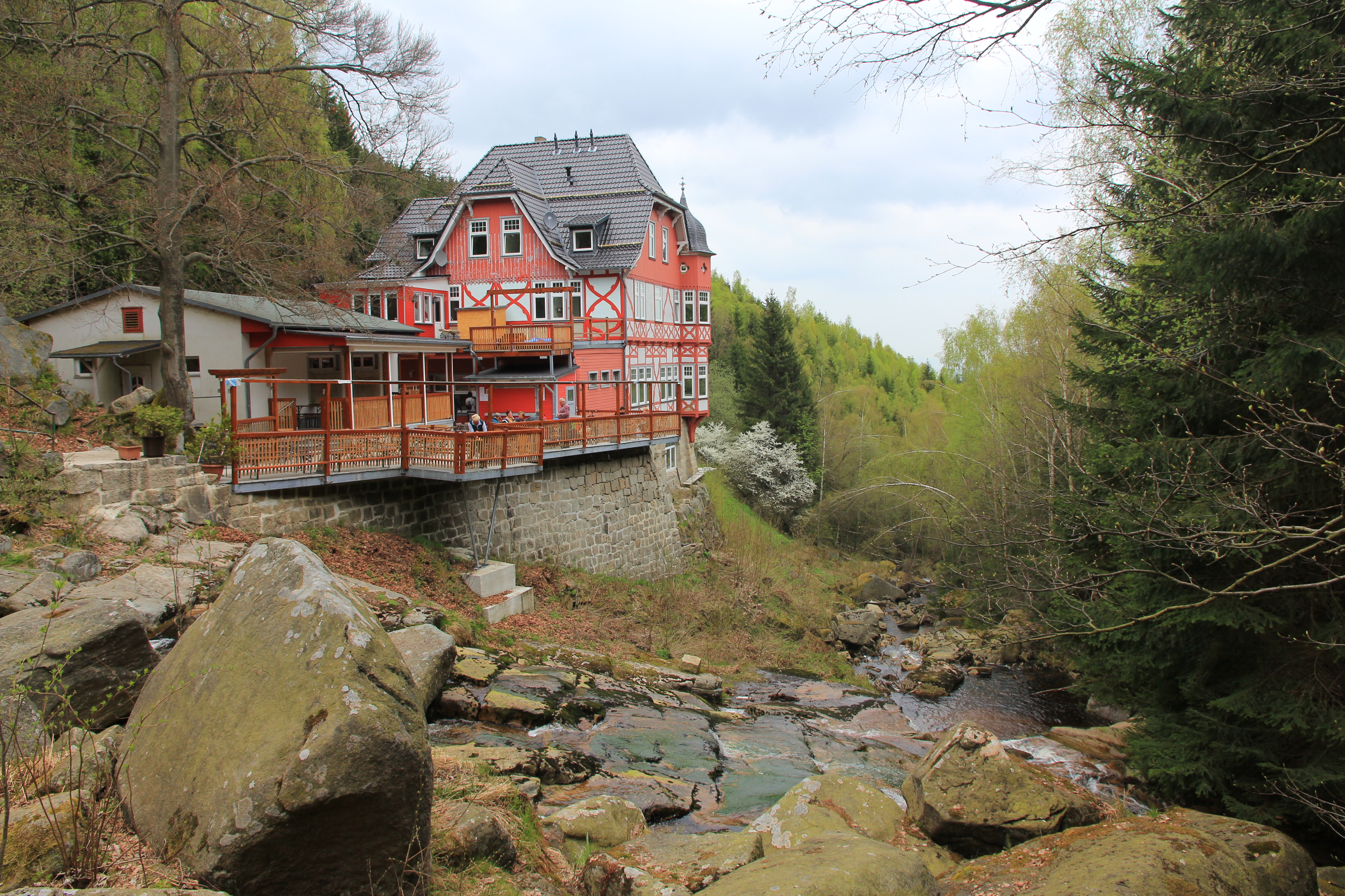Fachwerkhaus am Waldrand mit Bachlauf