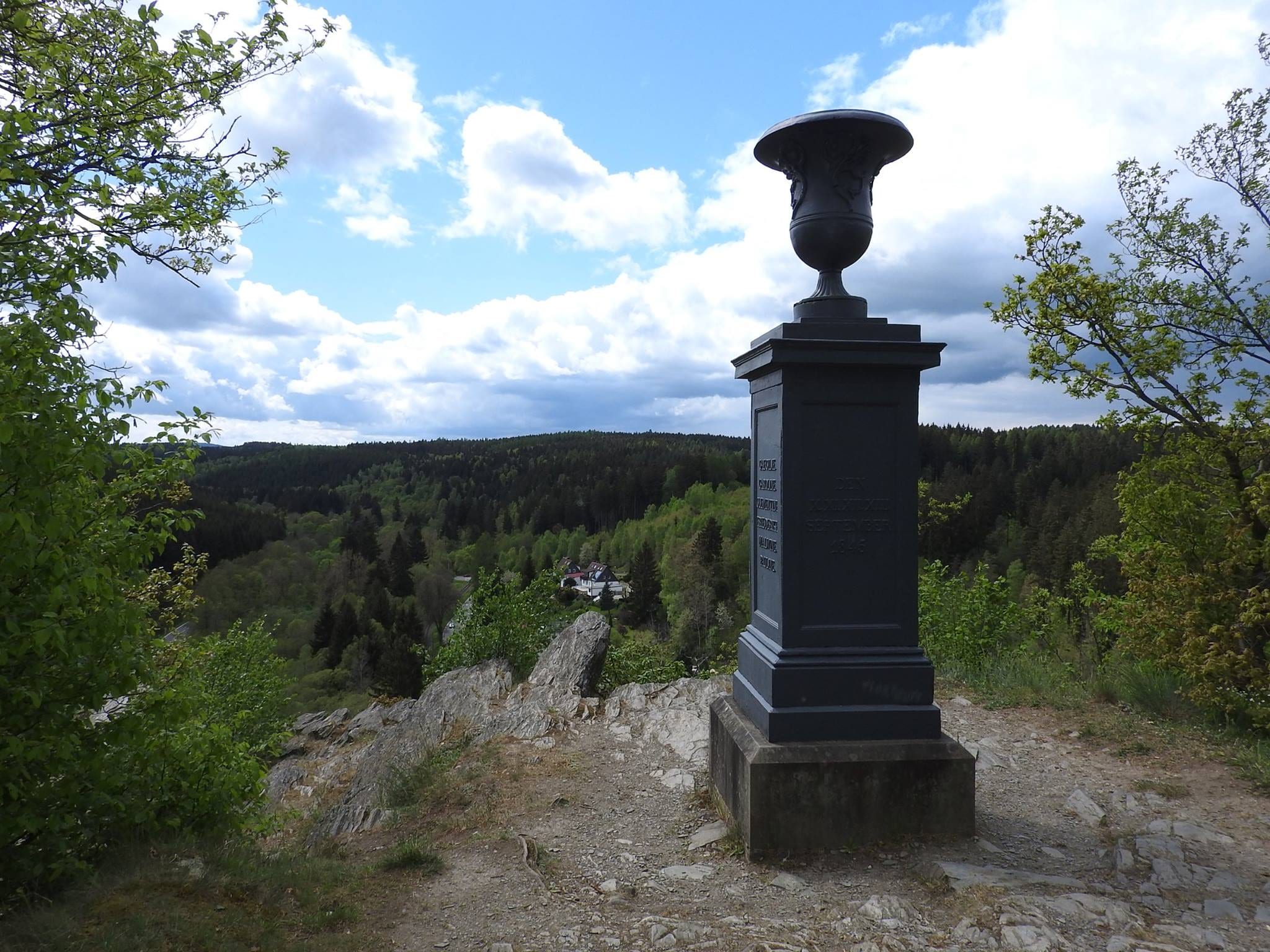 Denkmal mit Aussicht im grünen Waldgebiet