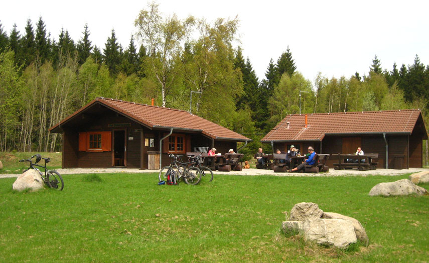 Radfahrer genießen Pause vor Waldhütte