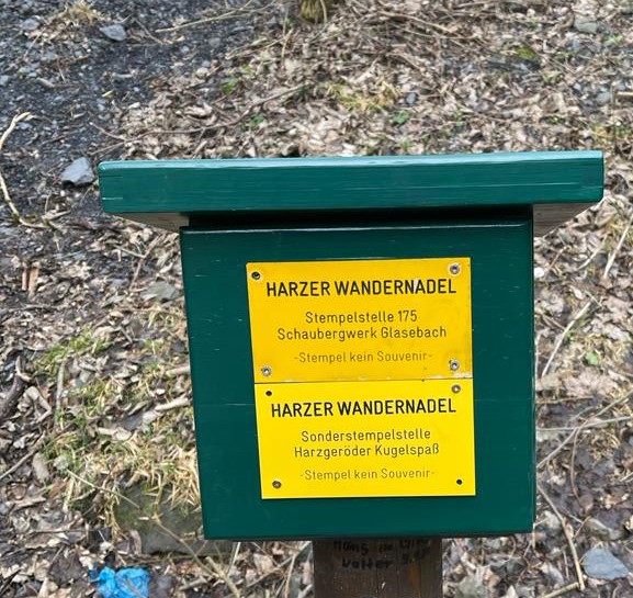 Harzer Wandernadel stempelstation in het bos