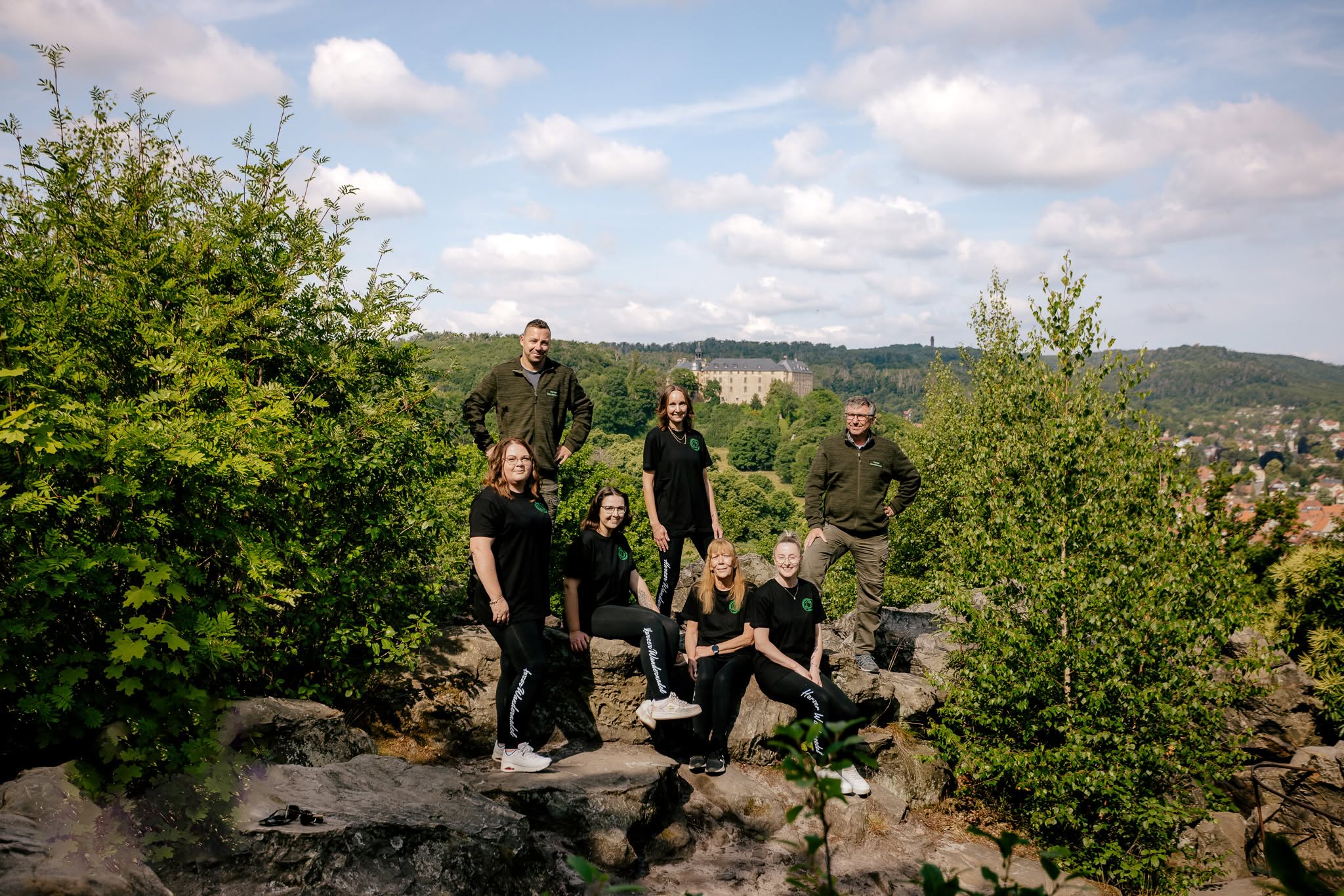 Team der Harzer Wandernadel in Blankenburg, mit Schloss im Hintergrund