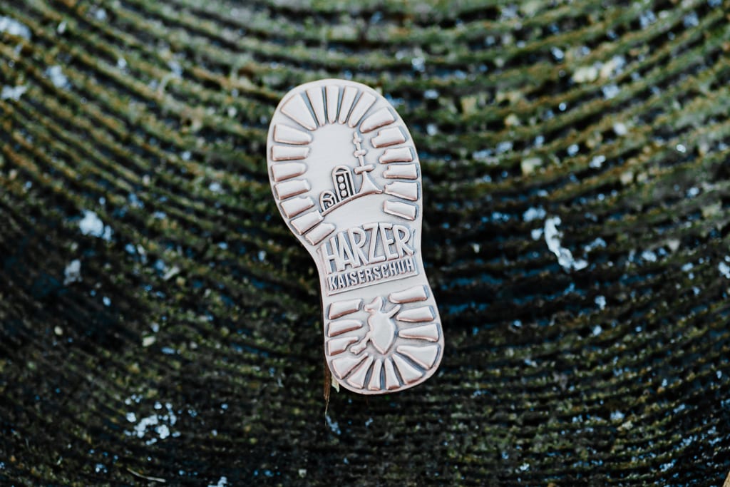 Insigne de chaussure impériale du Harz sur un tronc d'arbre