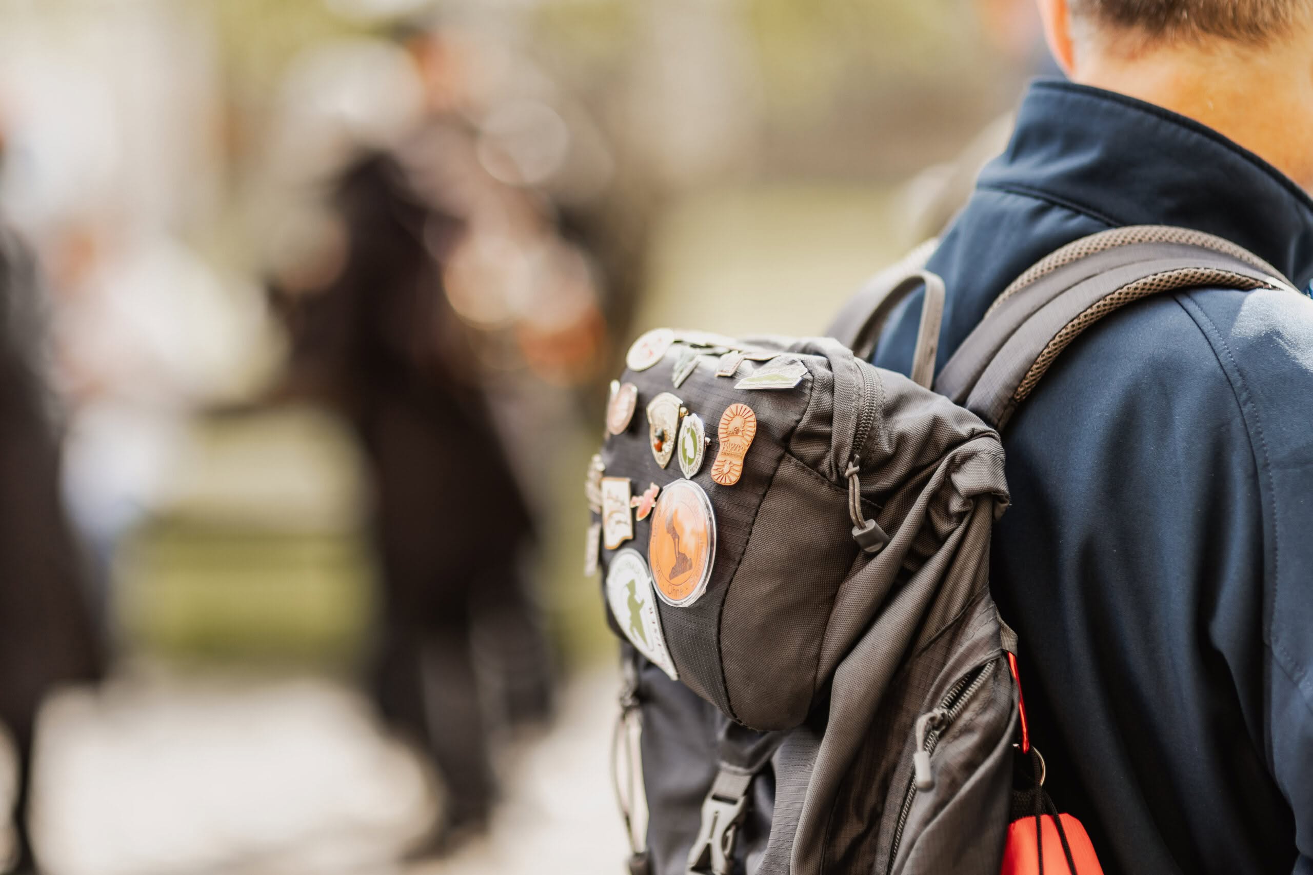 Backpack with colorful pins of the Harzer Wandernadel