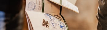 Hand hält Heft mit gesammelten Stempeln