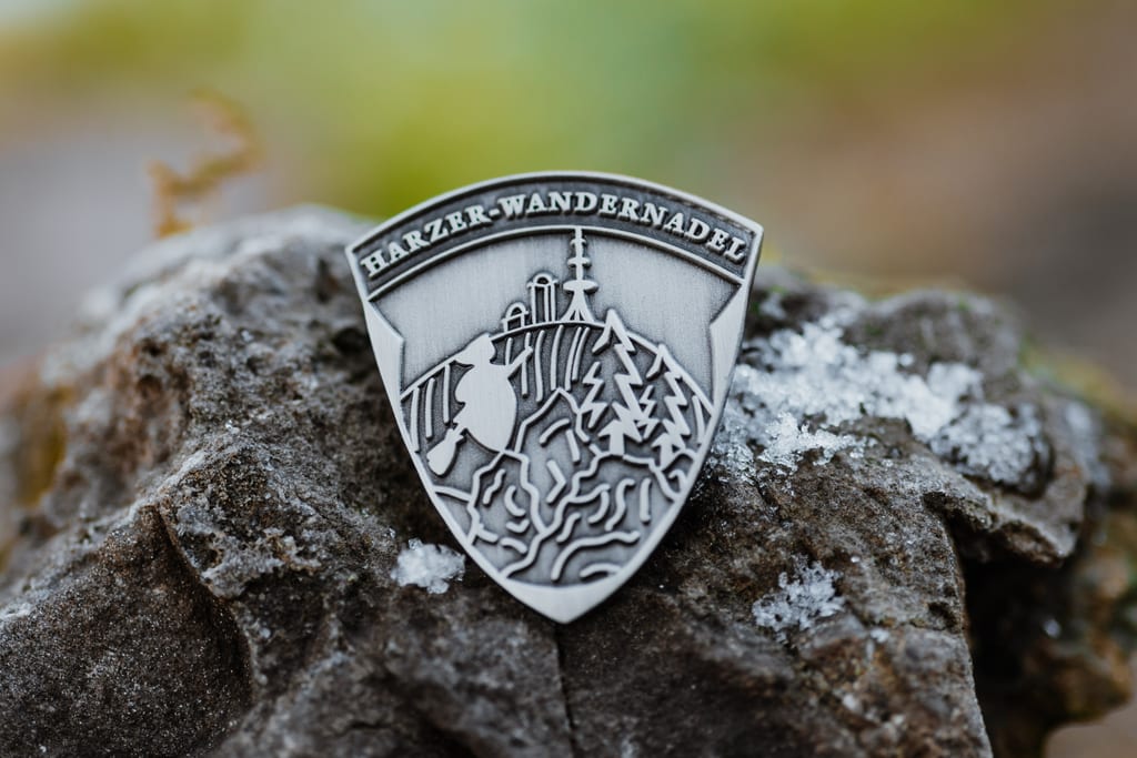 Badge de randonnée du Harz en argent sur rocher.sur rocher