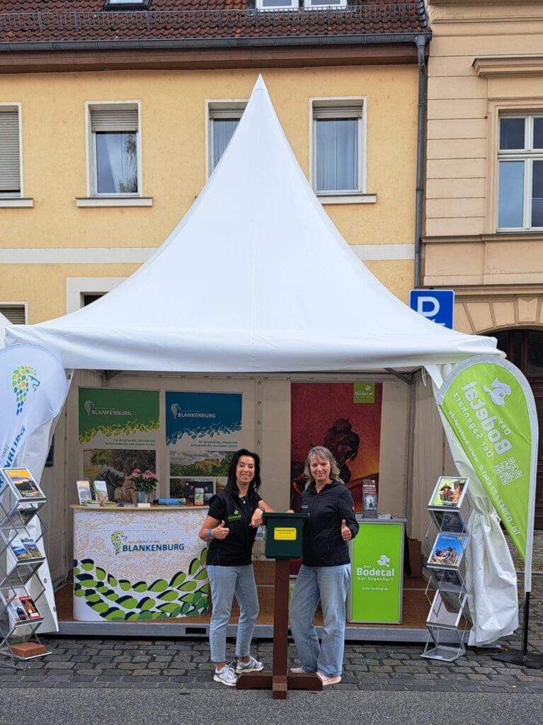 To kvinder ved turiststanden i Blankenburg