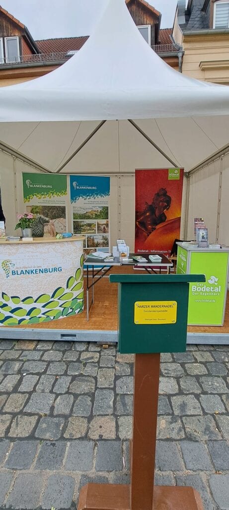 Turistinformationsstand Blankenburg og Bodetal under et hvidt telt